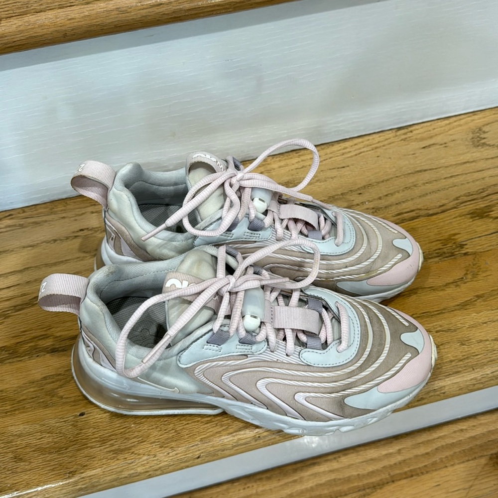 Nike Air Max 270 React ENG-size 6